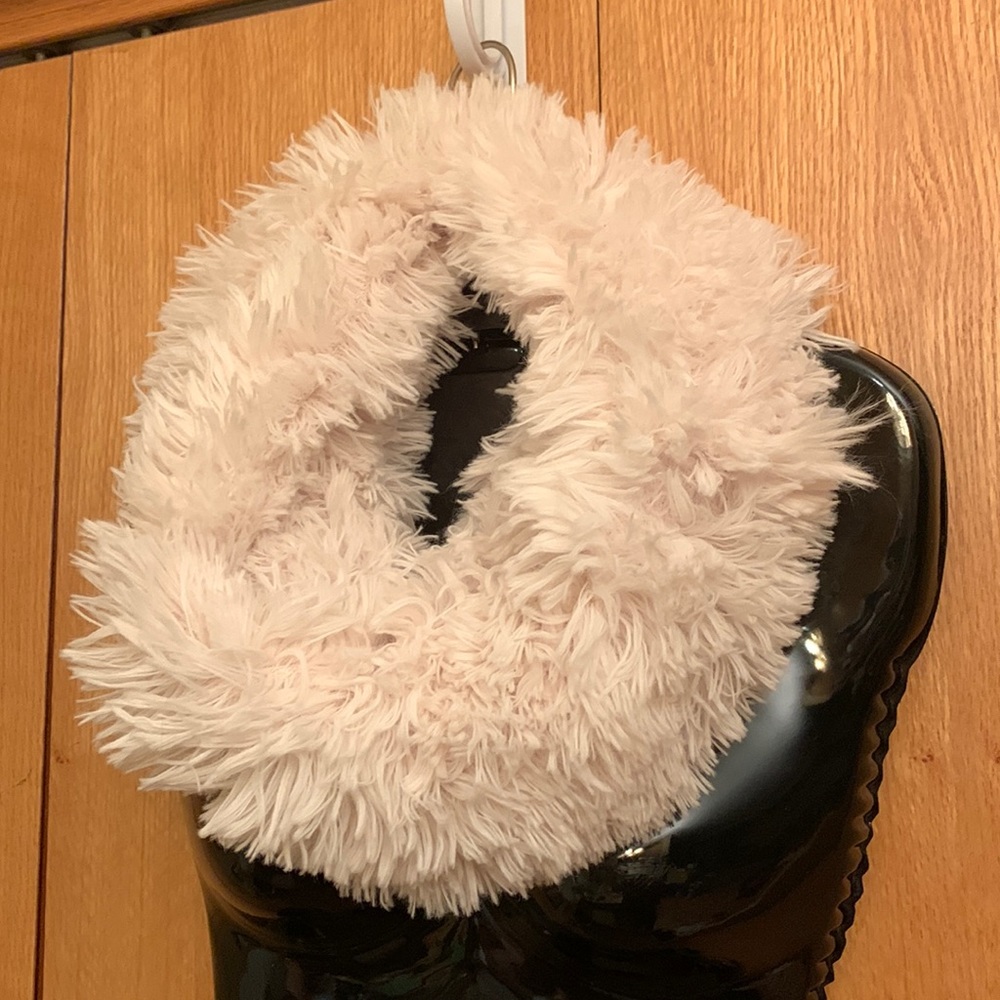 Ivory fuzzy fluffy super soft infinity circle twist scarf neck wrap women EUC